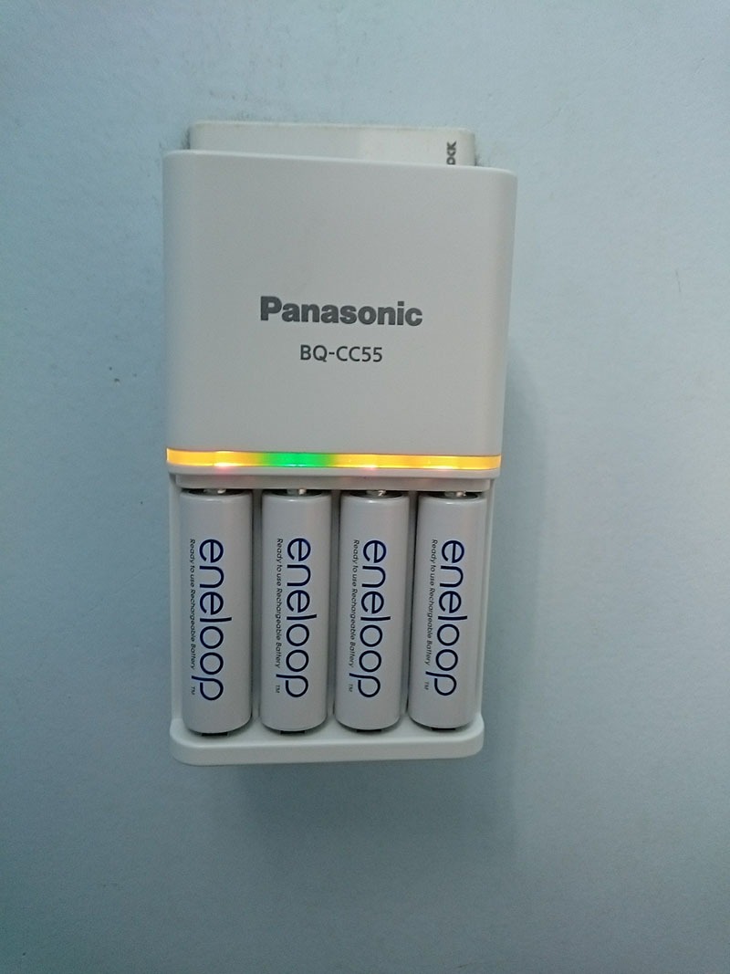 Ban đầu mua về mở hộp ra rất hài lòng định đánh giá 5 sao. Pin nhìn chất lượng, đầu pin mỏng gia công tốt. 

Nhưng sau thời gian dùng thử và sạc thì lòi ra 1 cục bị lỗi chai nhẹ sẵn. Bỏ vào sạc màu đỏ lên lâu hơn pin khác và sạc lên xanh lá cũng nhanh hơn 3 cục còn lại trước 30p. 

Đã thử đổi vị trí sạc pin sang chỗ cục khác để *** thử sạc thì kết quả vẫn tương tự, riêng cục đó sạc sớm hơn 3 cục còn lại.