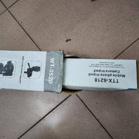 Hàng báo là giao vào 8/5. Nhưng 6/5 đã giao. Hàng không đúng loại tôi đặt. Không có Remote như đã đặt hàng. Các khớp nối rất lỏng lẻo, như hàng chợ nhái. Không gói hàng mà để trong 1 bao bì khác và dán băng dính sơ sài. Thất vọng với TIKI.