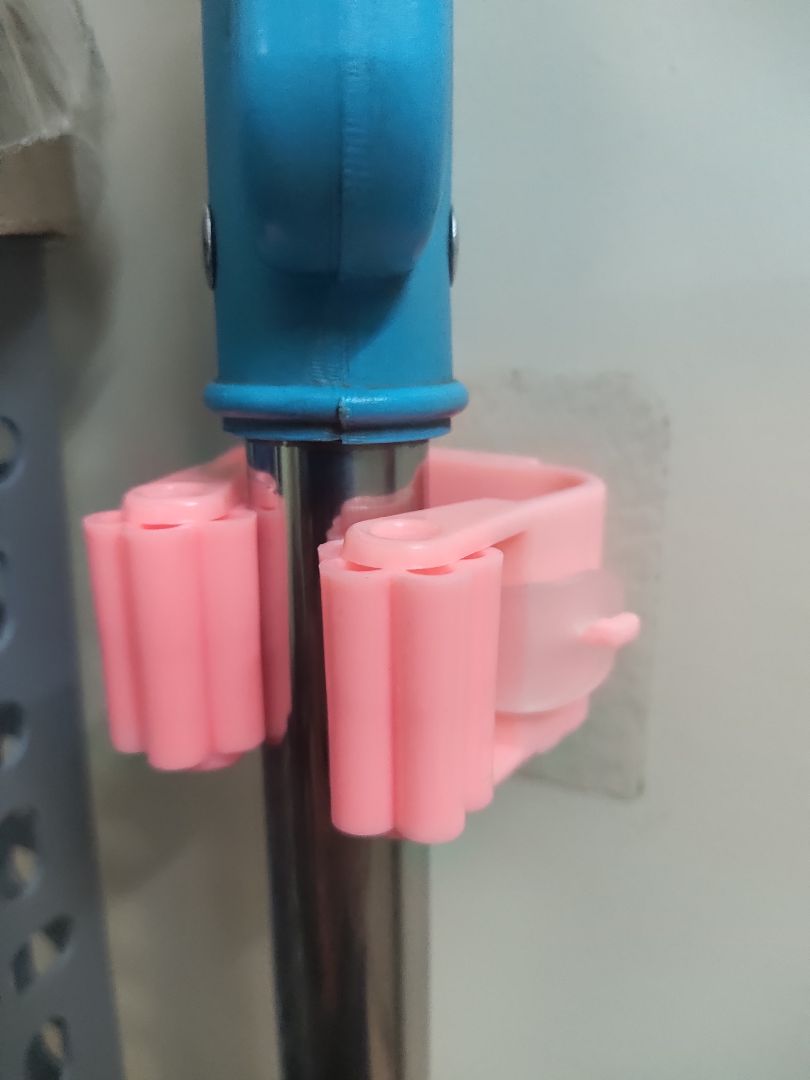 Giá rẻ hơn kẹp inox, chất lượng tạm ok với tầm giá, đóng gói ok. Hy vọng miếng dán sẽ được lâu và chịu được sức nặng của cái lau nhà, tôi dán lên tường mà cũng có vẻ chắc, dán lên gạch men thì chắc sẽ rất chắc.