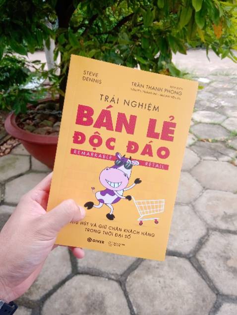 Sách được giao khá là nhanh dù mình ở tỉnh. Sách được bọc màng để sách khỏi bị nhàu nát. Mình cực kỳ hài lòng với chất lượng sách về nội dung lẫn hình thức
Đây là thứ sẽ giúp ích cho mình thời gian sắp tới do sẽ mở cho bản thân một cửa hàng nhỏ tại địa phương để kinh doanh. Nhưng mình không biết cách để thu hút khách hàng như nào cho hiệu quả.