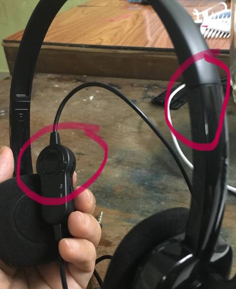 Tai nghe kém thua loại sony 120k, vì tiếng vang ra ngoài người ngồi bên cạnh sẽ nghe rất rõ, nếu bật nhỏ 50% volum thì nghe rất nhỏ. Mặc khác hình ảnh ko giống sản phầm đăng bán (xem hình chỗ khoanh tròn 2 chỗ nên ko biết có đúng của Logi hay của hãng nhái thì cũng khó xác định). Nói chung ko hai lòng. Tai nghe kém thua loại sony 120k, vì tiếng vang ra ngoài người ngồi bên cạnh sẽ nghe rất rõ, nếu bật nhỏ 50% volum thì nghe rất nhỏ. Mặc khác hình ảnh ko giống sản phầm đăng bán (xem hình chỗ khoanh tròn 2 chỗ nên ko biết có đúng của Logi hay của hãng nhái thì cũng khó xác định). Nói chung ko hai lòng.