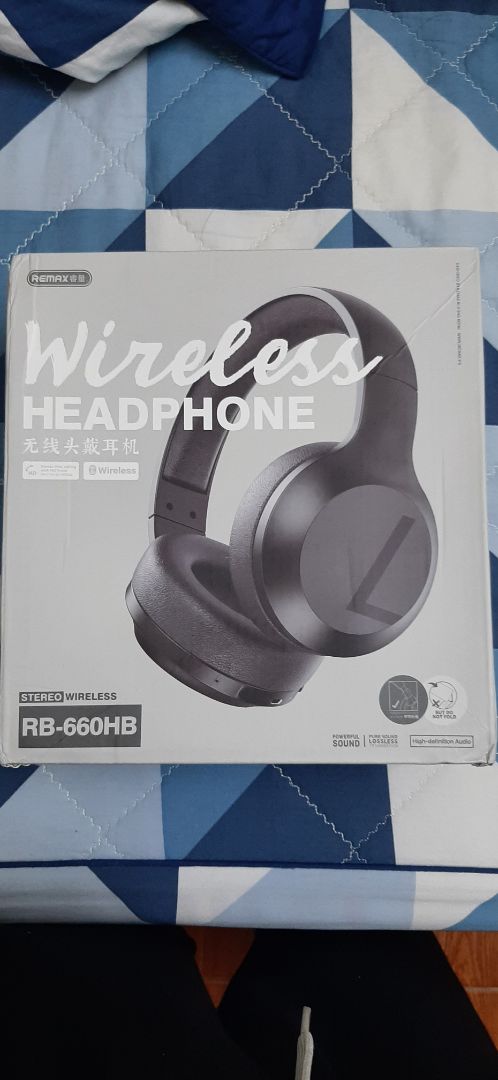 Đóng gói sản phẩm tốt có chút méo hộp nhưng không sao. Hàng giao khá nhanh. Tai nghe ôm sát đầu cũng như ôm hết tai. Với mình thì âm thanh khá ổn có vẻ nghiêng về bass nhiều 1 chút. Bluetooh ổn định và khoảng cách khá tốt. Mình mua đc đúng sale nữa nên rất ưng. Nói chung 5 sao về chất lượng. Mình chưa xài nhiều nên chưa biết pin như nào nên chưa đánh giá về pin. Tai nghe khá chắc chắn nữa không có cảm giác lỏng lẻo. Phụ kiện đi kèm đầy đủ nữa nha.