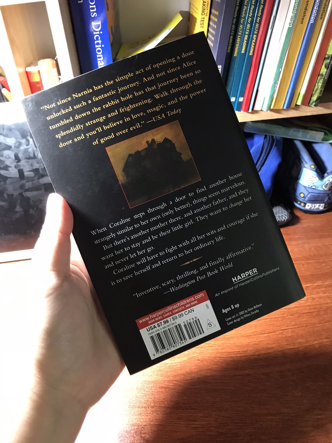 Tiki giao hàng nhanh, nhân viên giao hàng dễ thương. Sách thì mình mới đọc 2 chương thôi nhưng nội dung rất hay, đọc cũng rất dễ hiểu, rất giúp ích cho những bạn học tiếng anh như mình.