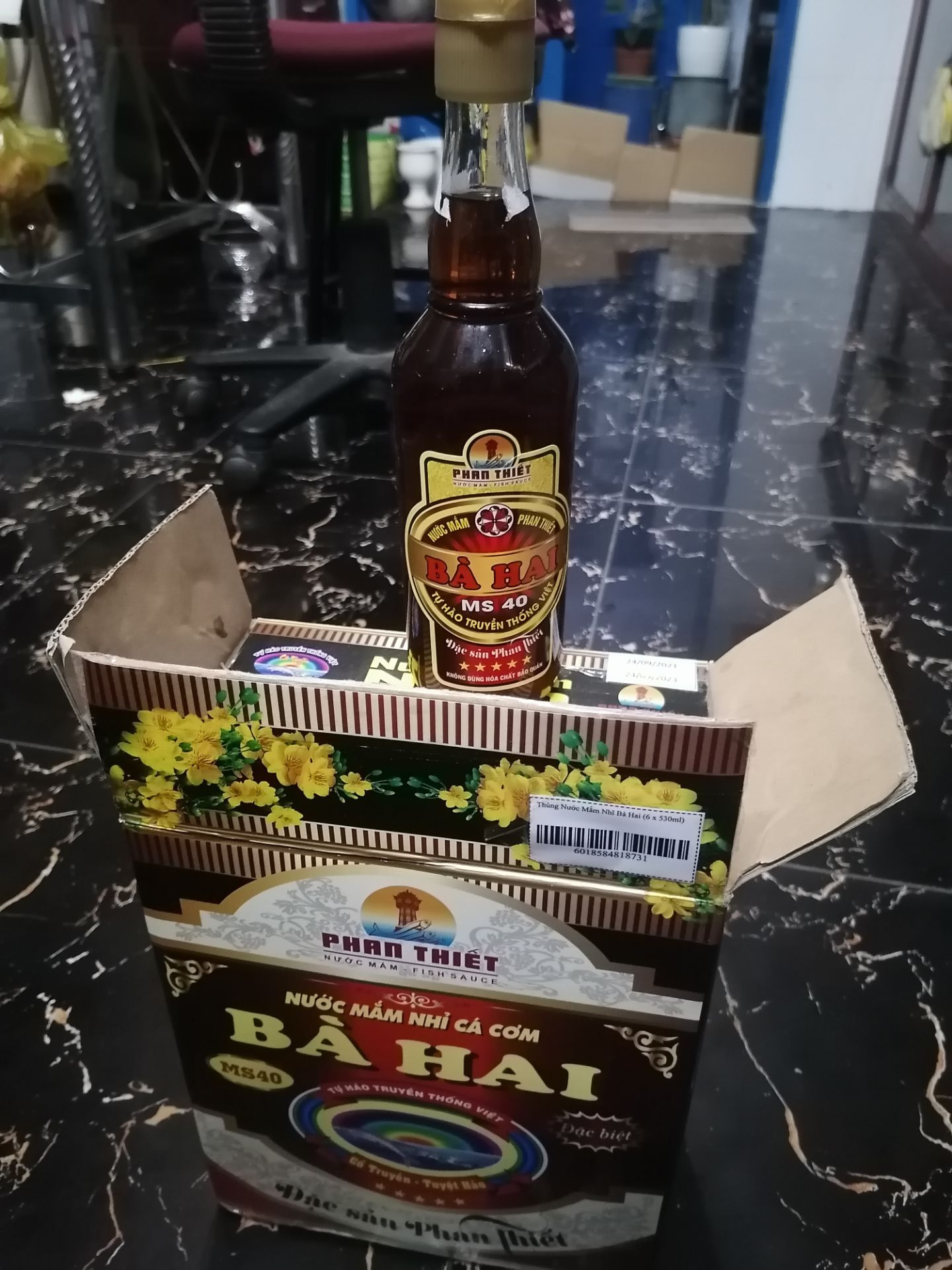 Nước mắm ngon thơm mùi cá nhưng thùng 5 chai có nhãn in đúng HSD trên thùng giấy còn lại 1 chai khác ngày HSD. Nước mắm ngon thơm mùi cá nhưng thùng 5 chai có nhãn in đúng HSD trên thùng giấy còn lại 1 chai khác ngày HSD.