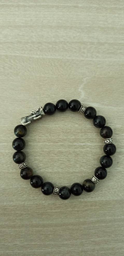 Hàng đóng gói cẩn thận, có cả thẻ bảo hành và dây kèm theo để thay trong trường hợp bị đứt dây, đá khá sáng, màu đẹp, nhưng kích thước hơi nhỏ so với mình nghĩ @@
Mình mua tặng nhưng sợ ko vừa tay bạn mất :