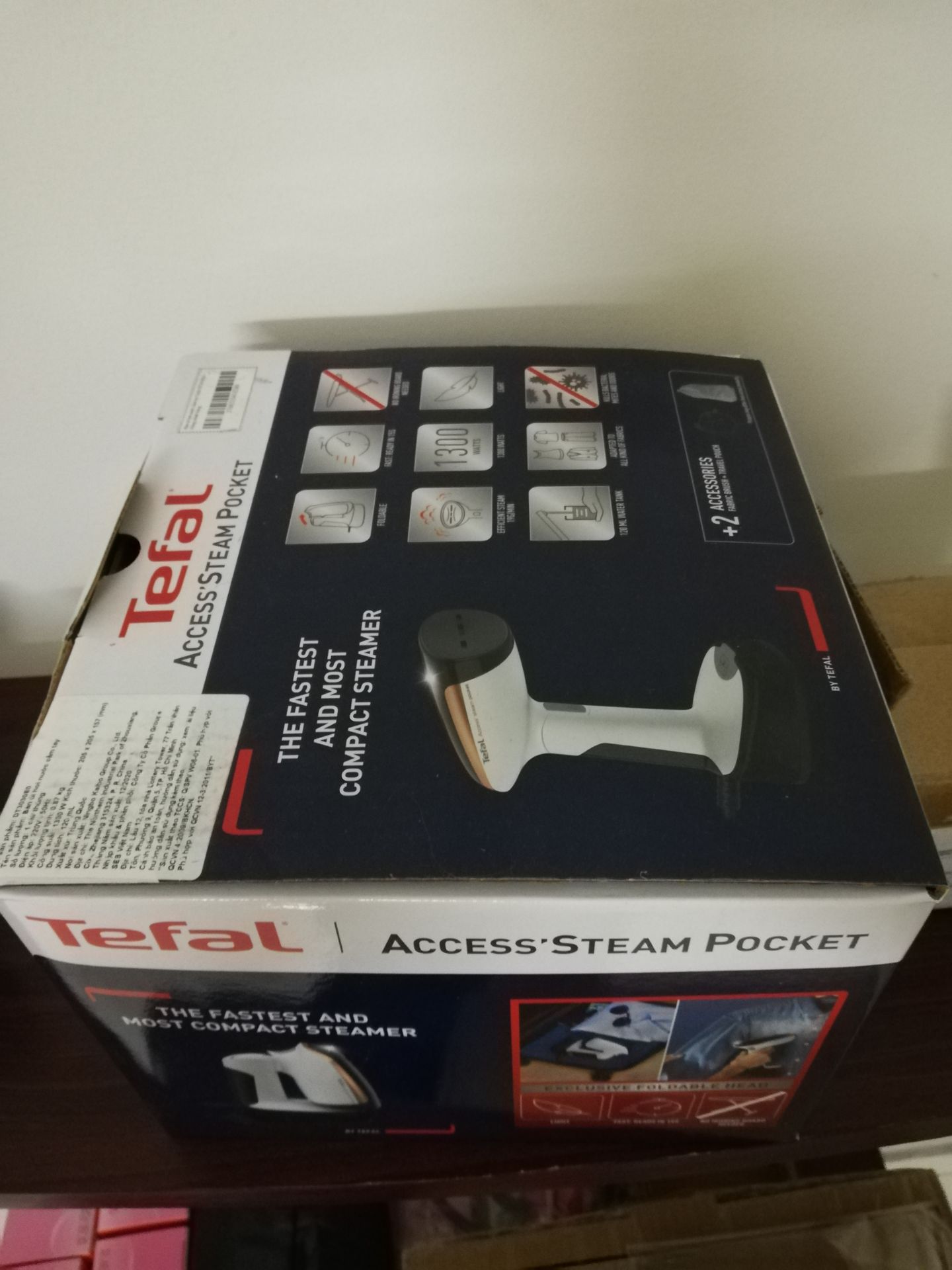 Giao hàng nhanh, nhưng hộp không có tem niêm phong. Ủi không thẳng lắm vì treo trên giá, muốn ủi thẳng phải trải đồ trên mặt phẳng. Thấy cũng không tiện gì mấy