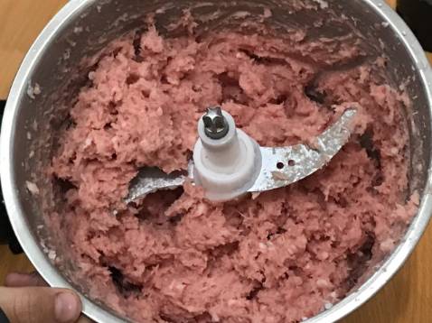 Hàng đóng gói cẩn thận, máy chạy khỏe, xay thịt rất nhuyễn, xay ra quả rất nhanh, xay tiêu rất tiện. Nhà mình có bé nhỏ nên rất phù hợp để xay rau nấu cho bé không bị dính cối như máy xay sinh tố trước đây mình dùng đặc biệt máy chạy rất êm. Cảm ơn shop nhiều