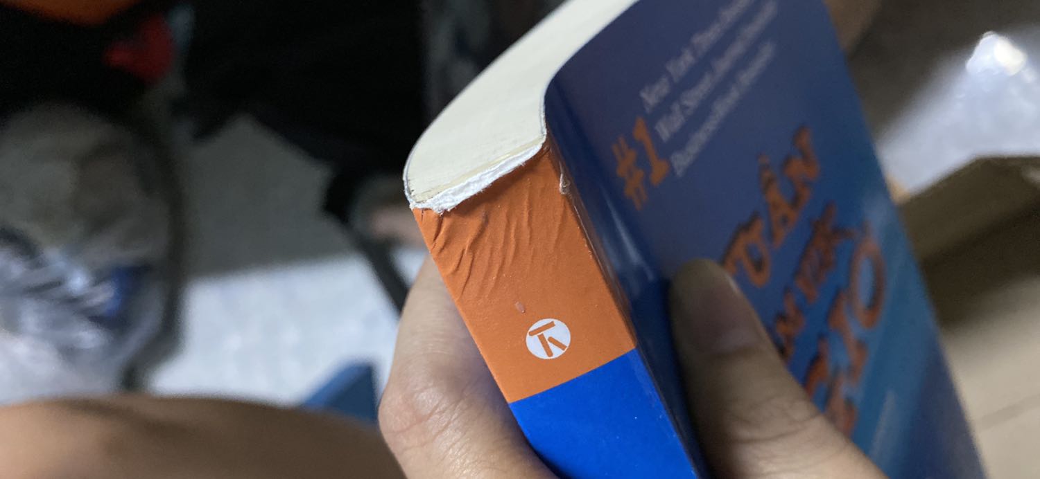 Rất không hài lòng về cách đóng hàng của tiki. Sách ko đc chêm lót, mình mua nguyên bộ 5 quyển mà bỏ vào thùng ko vừa kích thước, nhồi nhét để làm hư góc sp thế này. 
Mong tiki nên xem lại cách đóng hàng ạ ? Nhìn quyển sách chưa đọc ko khác gì quyển sách cũ !!!