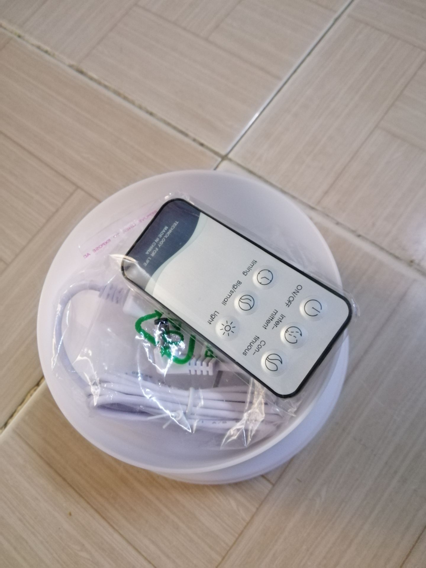 Sản phẩm được bọc chắc chắn, nhìn rất tin tưởng, có cả điều khiển từ xa rất tiện luôn, có đèn đủ màu. Cho 5 ngàn saoooo