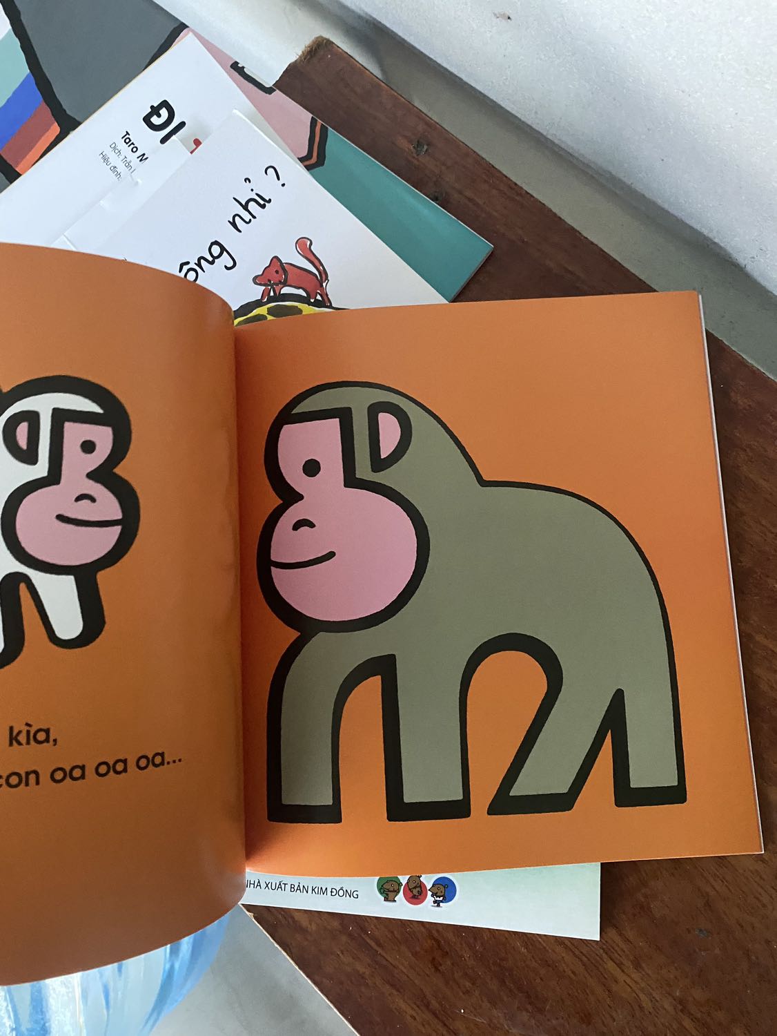 cuốn này thì bạn bé nhà mình đọc, mua để giúp con học màu sắc là chính, chứ chưa tự đọc dc