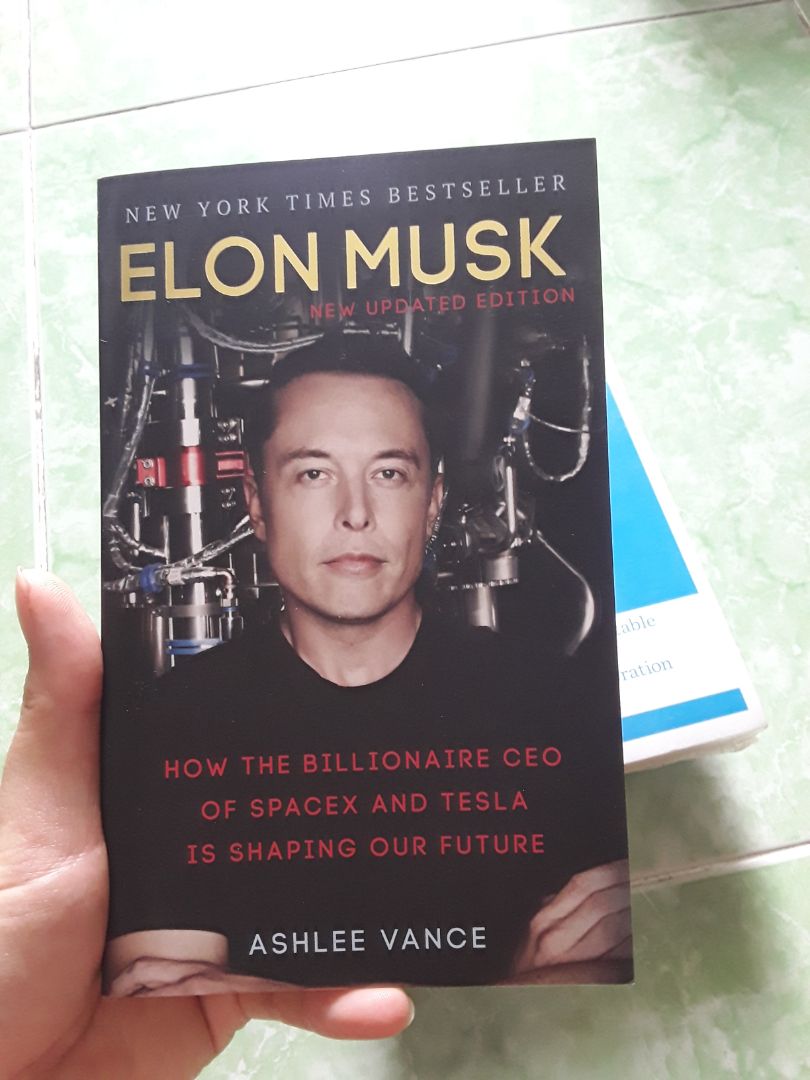 Chưa bao giờ tui bị tiki làm cho thất vọng, ai lỡ xui thì tiki cũng có đổi trả hàng mà. Nên đọc bản tiếng anh nha mọi người, để hiểu về một người thì nên hiểu từ ngôn ngữ gốc. Hông hiểu sao sách nước ngoài luôn nhẹ, màu giấy không làm chói mắt, nhưng sẽ bị ố vàng nhanh hơn sách Việt. Thôi kệ, chính cái nhẹ khiến cho mình cầm sách được lâu hơn ^^