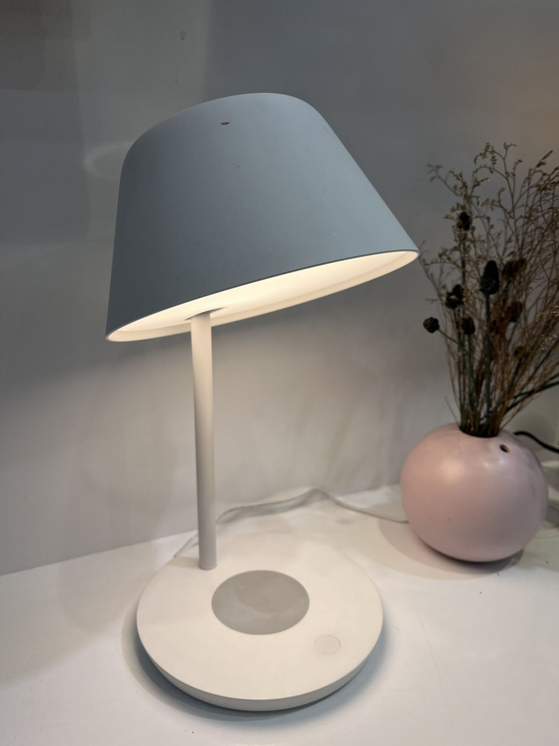 Đèn quá tiện dụng, vừa nhiều cấp độ sáng, vừa sạc không dây. Đèn bàn Yeelight quá đỉnh Đèn quá tiện dụng, vừa nhiều cấp độ sáng, vừa sạc không dây. Đèn bàn Yeelight quá đỉnh