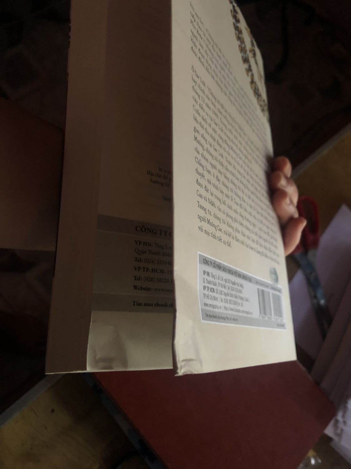 Về cuốn sách quá nổi tiếng này, mình không bàn về nội dung, mình vote 2 sao về dịch vụ đóng gói gửi hàng của tiki. Đợt gần đây, Tiki đóng gói hàng rất sơ sài, ví như các bạn ở trung tâm thành phố thì không sao, mình ở tỉnh lẻ, khâu vận chuyển làm ảnh hưởng tới sách, nhận sách khiến mình khá tụt mood. Chưa kể đến, mình đăng ký gói bọc mà lại không được bọc bảo vệ sách nữa. Chắc mình sẽ phải xem xét lại địa chỉ mua hàng.