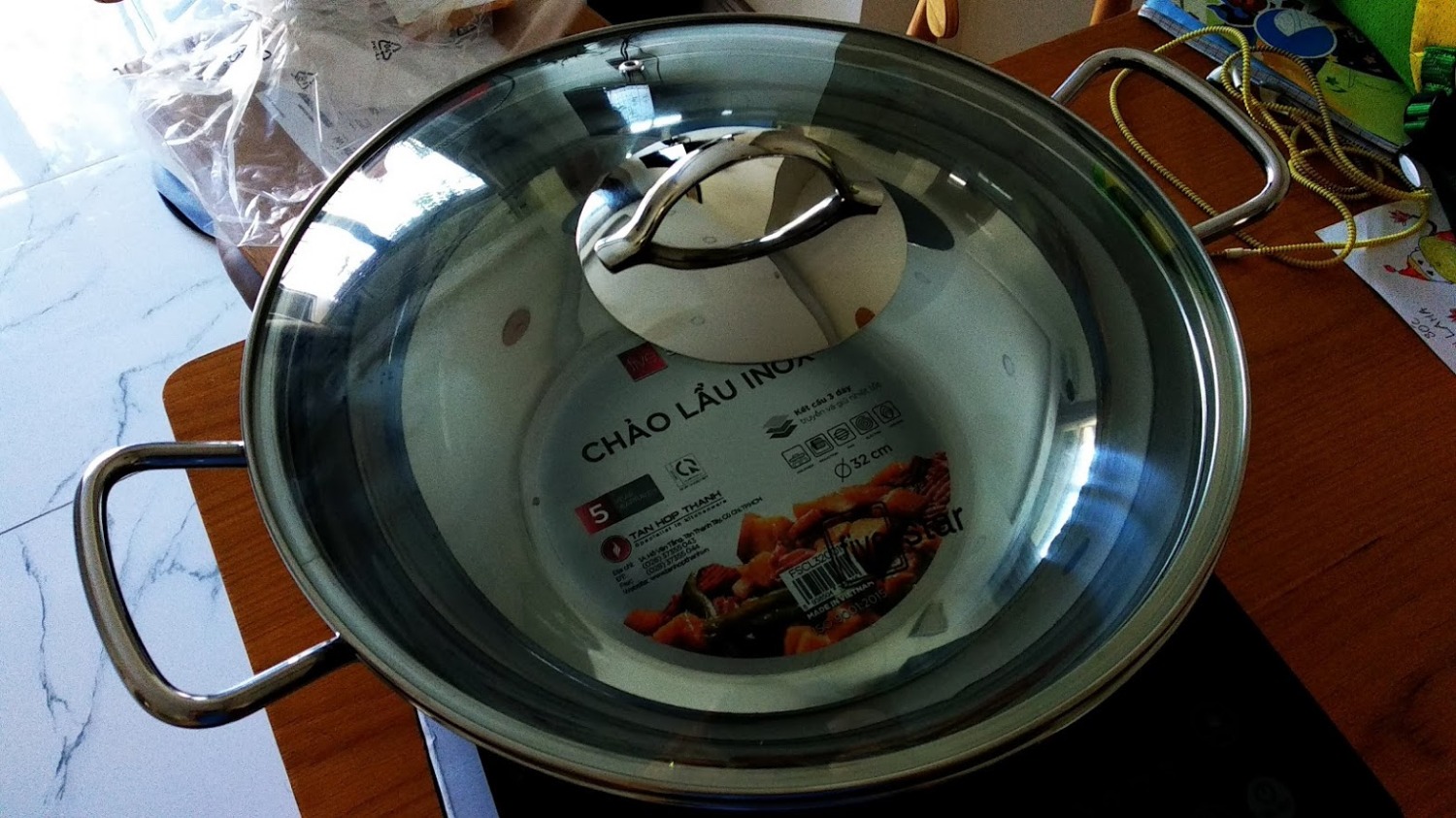 Mình mua nồi để dùng kèm với bếp từ của L&L. Lúc mua nghĩ size 32cm nhỏ thôi nhưng lúc nhận thiệt là lớn. Làm lẩu cho từ 6 đén 8 người ăn dư sức. Có ba đáy. Inox dày và cầm nặng tay. Quai hàn liền. Nắp kiếng.Tổng quan nồi đẹp lớn.