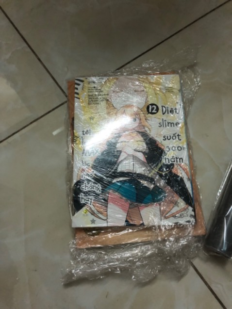 tôi không tính mua, tính kiếm món nào 10k cho đủ ship mà đọc cuốn này với cái bìa thấy cuốn quá nên mua, tuy k có seal nhưng truyện mới tinh khồn bị dơ hay sứt mẻ gì cả, tuyệt vời 100 điểm