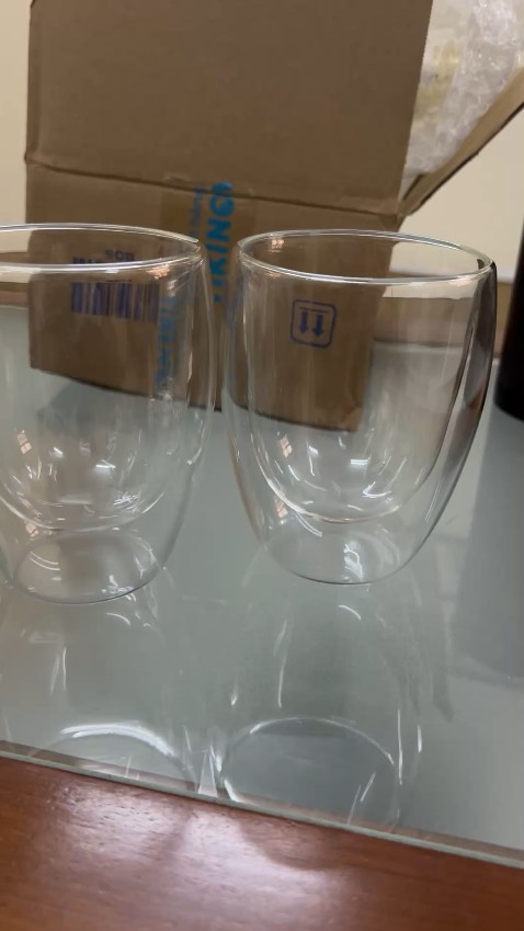 Một cái thấp hơn cái kia, đáy cốc ko phẳng bị cập kênh, có vết nứt trên miệng