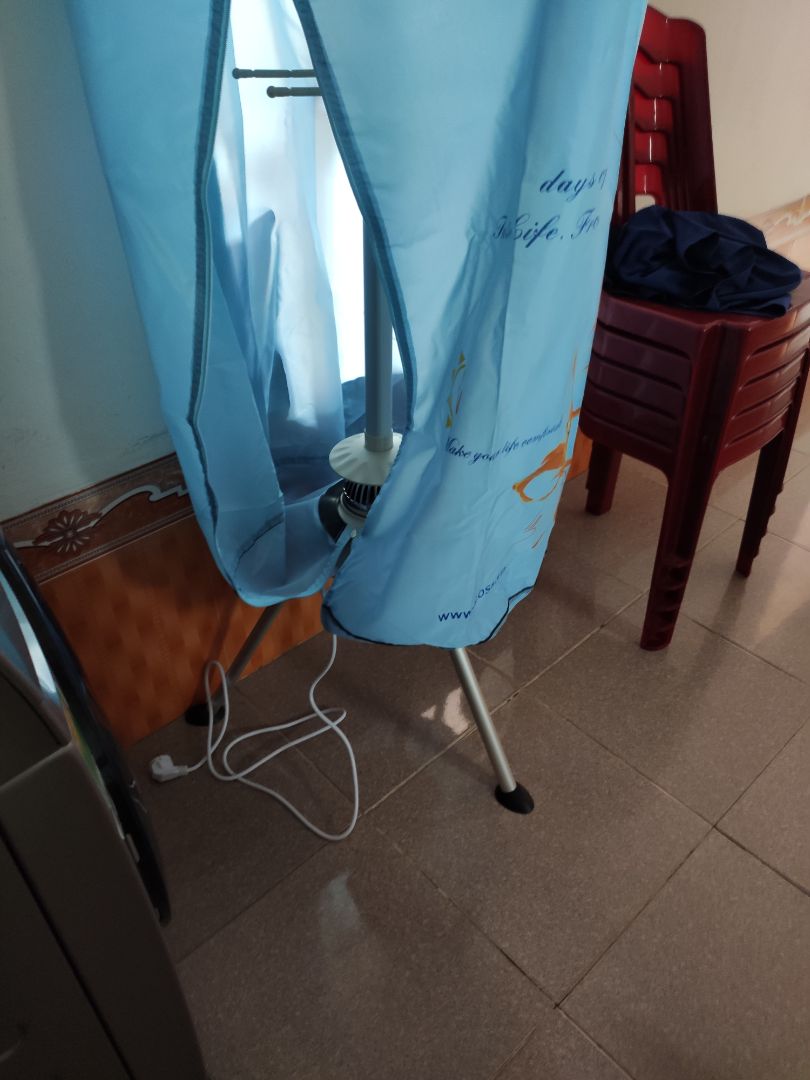 Sau khi cân nhắc mua hàng, mình quyết định chọn sản phẩm này:
1. Giao hàng nhanh, vận chuyển cẩn thận, có tem bảo hành bên trong hộp, bọc gói cực chu đáo.
2. Mình vừa dùng thử 60p thấy độ ồn mức vừa phải, quần áo mình cho vào đa số quần áo trẻ con thì khô đến 90%, chấp nhận được. 
3. Về độ bền phải dùng thời gian nữa đã Sau khi cân nhắc mua hàng, mình quyết định chọn sản phẩm này:
1. Giao hàng nhanh, vận chuyển cẩn thận, có tem bảo hành bên trong hộp, bọc gói cực chu đáo.
2. Mình vừa dùng thử 60p thấy độ ồn mức vừa phải, quần áo mình cho vào đa số quần áo trẻ con thì khô đến 90%, chấp nhận được. 
3. Về độ bền phải dùng thời gian nữa đã