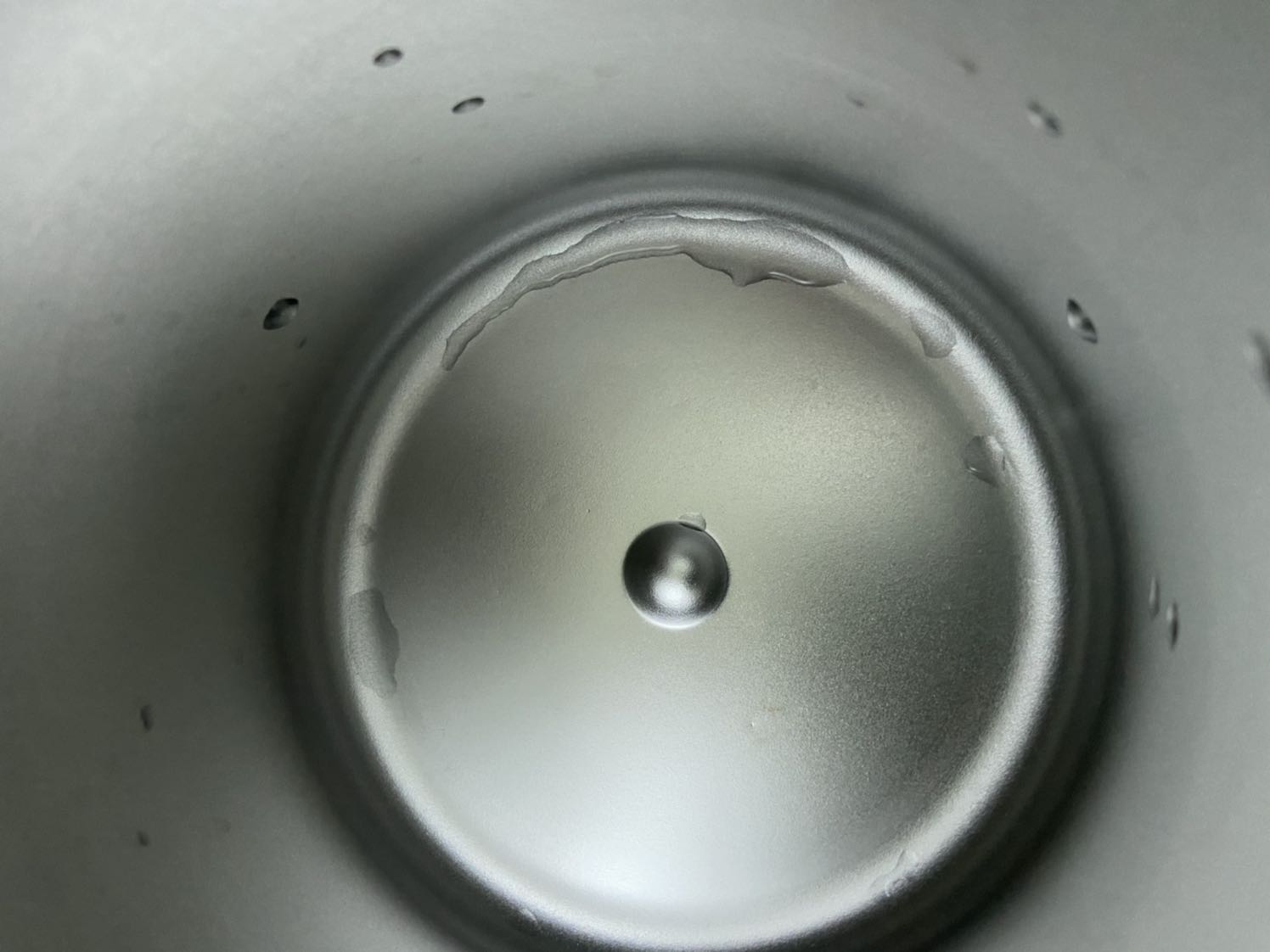 khi vệ sinh máy để xài thì phát hiện có 1 lỗ nhỏ, đổ nước đi thì thấy vết hoen rỉ mờ, nếu ko để ý kỹ sẽ không thấy, mình mong tiki đổi lại hàng giúp mình để sử dụng.
Tiki đã giúp mình đổi lại hàng rất nhanh chóng , lúc thu hồi đến lúc nhận lại chỉ có 2 ngày , sản phẩm không còn lỗi, chất lượng, sẽ tiếp tục ủng hộ tiki . Mình sửa lại đánh giá 5 sao