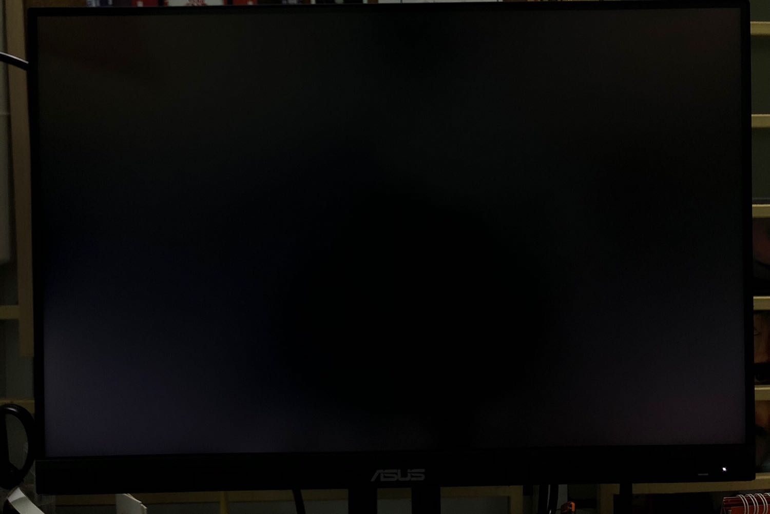 Mình đã dùng được khoảng 2 tuần. Tiki giao hàng rất nhanh, giá cũng tốt. Mình dùng màn hình này làm màn hình phụ, đáp ứng tốt nhu cầu đọc nghiên cứu và làm việc văn phòng vì có thể arrange nhiều windows thoải mái. Về nhu cầu giải trí thì 7.5/10, với những video tối thì xem không thích lắm, và độ smooth màu không cao. Loa được nhưng không hay dùng làm. Có cái đế to, tốn diện tích một tí nhưng có vẻ chắc chắn hơn. Chênh lệch màu sắc giữa màn hình phụ và màn hình laptop tạm chấp nhận được vì mình chưa có yêu cầu nhiều và tự chỉnh thấy oải quá =)) Tấm nền IPS nên chấp nhận chuyện hở sáng thôi ạ