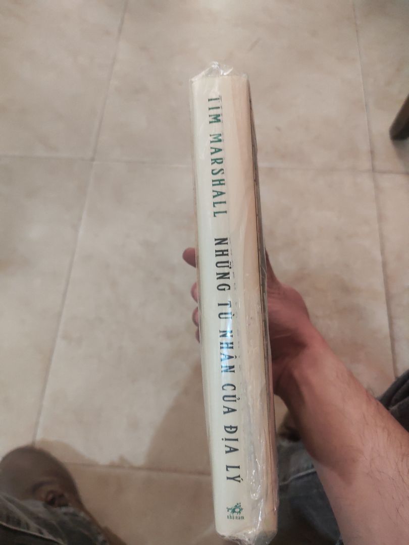 về chất lượng đóng gói hàng khá kém, sách đóng gói sơ sài và bị móp mép sách.
chất lượng bản in tốt, chất liệu giấy in nhẹ và không bị loá khi đọc.
Nội dung sách khá hấp dẫn. Khởi đầu từ yếu tố địa lý tác giả đã mang đến nhưng cái nhìn sâu sắc về địa chính trị của từng khu vực, từng quốc gia lớn trên thế giới. Giải thích và dự báo cho căn nguyên về các xung đột địa chính trị, lợi ích kinh tế của các cường quốc. Nói về tính vĩ mô thì sách mang đến một cái nhìn sâu sắc và tương đối đa chiều, xét trên góc độ vi mô sách cũng giúp ích cho người đọc thông qua đánh giá tình hình thế giới và khu vực kết hợp với các thông tin sẵn có  để làm cơ sở cho các quyết định đầu tư, mở rộng sản xuất, tìm kiếm thị trường....cho doanh nghiệp, hay đơn giản chỉ là quyết định đi du lịch của một cá nhân bất kỳ.
Đây là một cuốn sách đáng đọc.