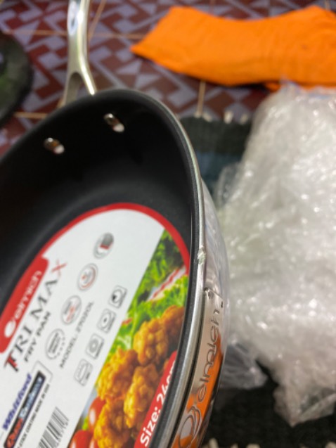 Chảo thì đẹp đó, thấy lớp chống dính có vẻ chắc chắn. Nhưng ko biết do bên vận chuyển hay do sp bị lỗi sẵn. Mẻ hết 1 miếng ở thành chảo.
