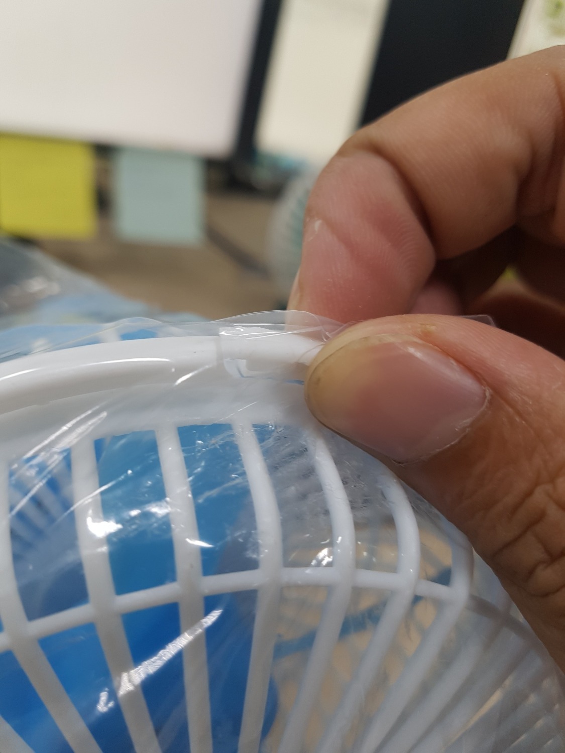 Khi mà nhận hàng thì đã vỡ miếng cover này, Mong là TIKI sẽ cẩn thận sản phẩm khi giao đến khách hàng, mình là khách hàng trung thành với TIKI nên mình thông cảm và mong TIKI giao đến khách hàng sản phẩm chất lượng nhé.