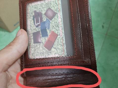 Sản phẩm bị lỗi kỹ thuật mọi mặt về chất lượng chung trên bề mặt sản phẩm với các lỗi đã được đánh dấu như trên hình. Không đáng mua một chút nào! Hàng kém chất lượng kèm nhiều lỗi vặt.