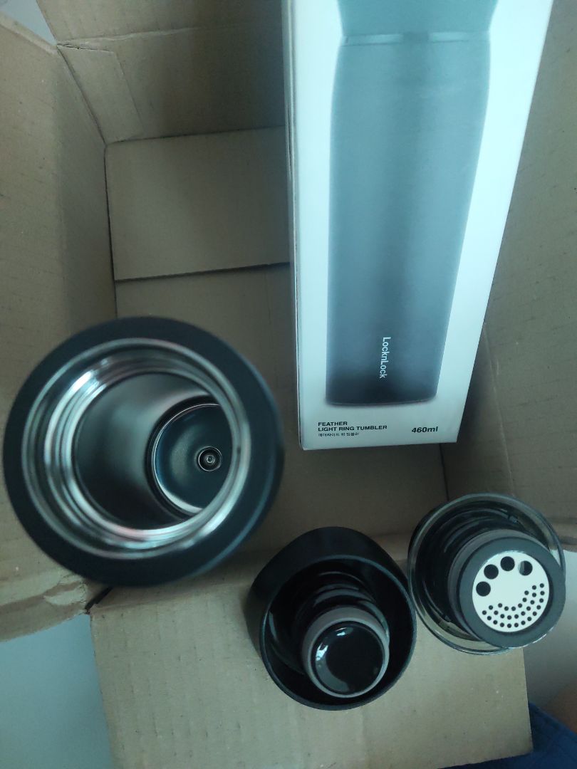 Giao đúng mẫu mã. Màu đen nhìn đẹp, sang trọng. Vỏ bình hơi nhám, không sợ bám mồ hôi, vân tay. Chất lượng giữ nóng lạnh thì phải sử dụng mới đánh giá được.