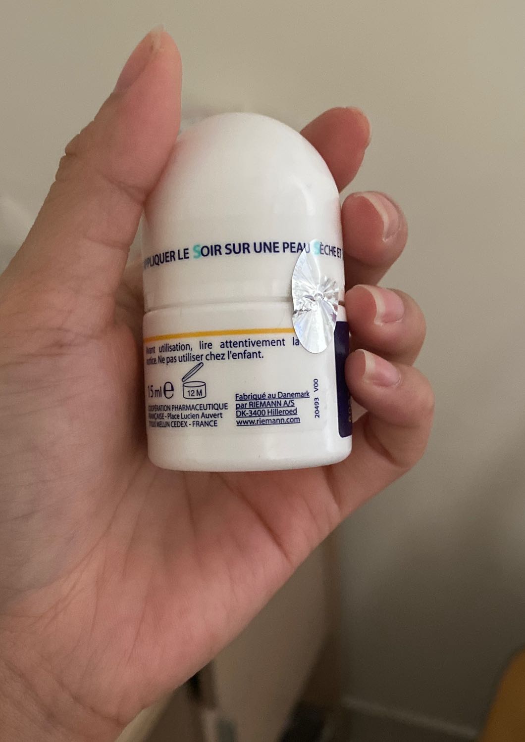 ship nhanh dù tiêu chuẩn, dù món lăn này không dễ vỡ nhưng shop rất cẩn thận, cuốn bọc đến 3-4 lần :))) Hơi khó tháo nhưng cực kỳ ưng. 
Sản phầm thì mình dùng nhiều rồi, chỉ là mới đặt lần đầu trên Tiki nhưng vẫn y chang những lần mình mua ngoài (y) Thậm chia còn cả cả tem niêm phong, nên là còn xịn hơn ??