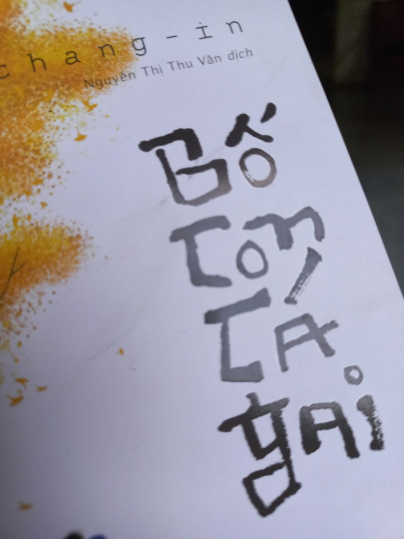 tiki trading đóng gói quá tệ, thật sự. Đối với 1 đứa yêu sách như mình thì nhìn sách bị df cực kì khí chịu. Lần đầu mình thấy cách gói đơn sách như vậy luôn á. Chỉ 1 lớp nilong mỏng dính xong bỏ vào hộp r quăng thêm 3 miếng nilong k biết có tác dụng gì???!? Hãy xem lại cách gói hàng của mình và gói hàng 1 cách có tâm với ạ. Bực mình thật sự đấy