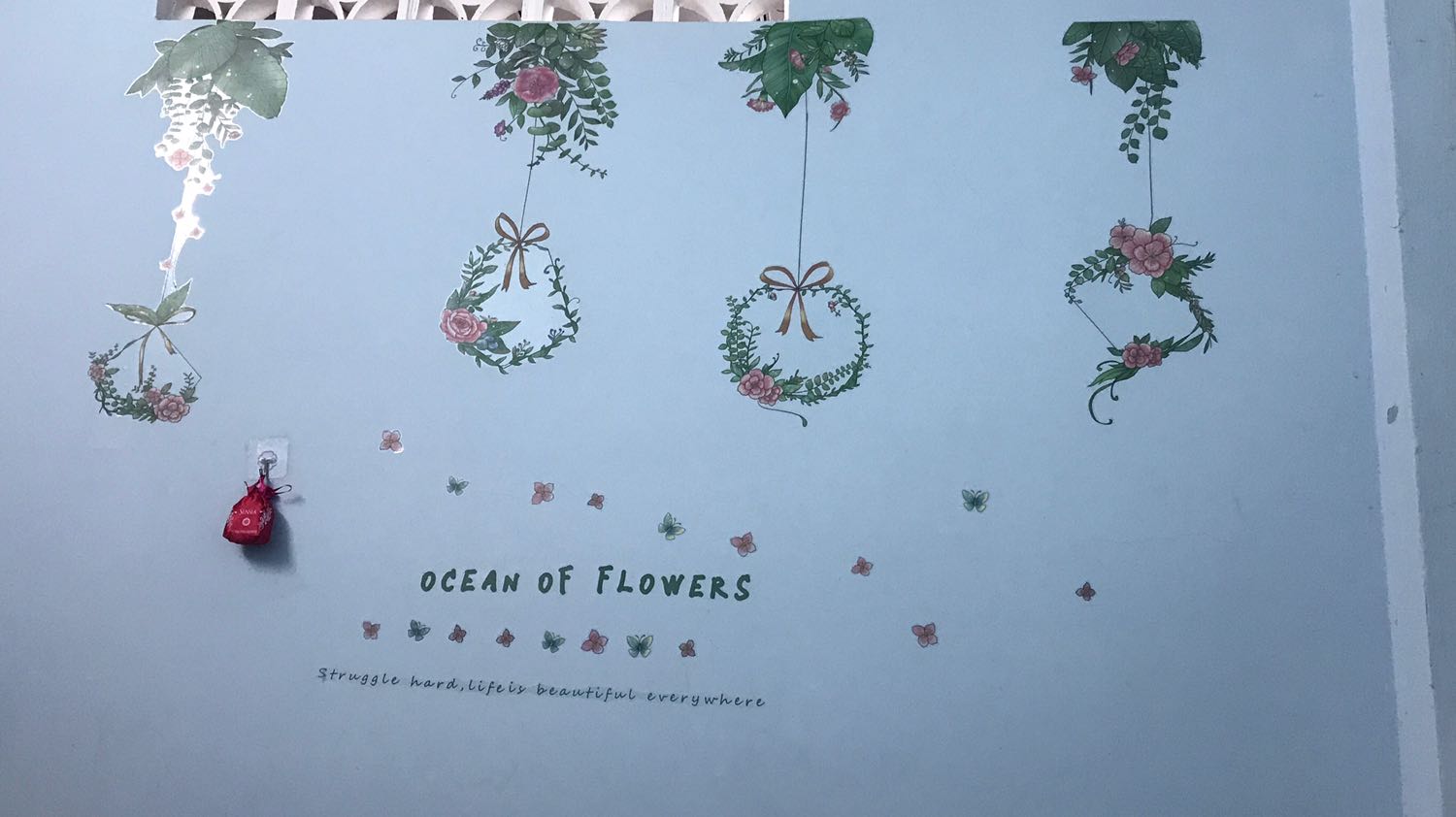 Rất đẹp , cám ơn shop đã giúp mình có không gian sống thật là đẹp sau khi dán decal hoa treo ở phòng ngủ