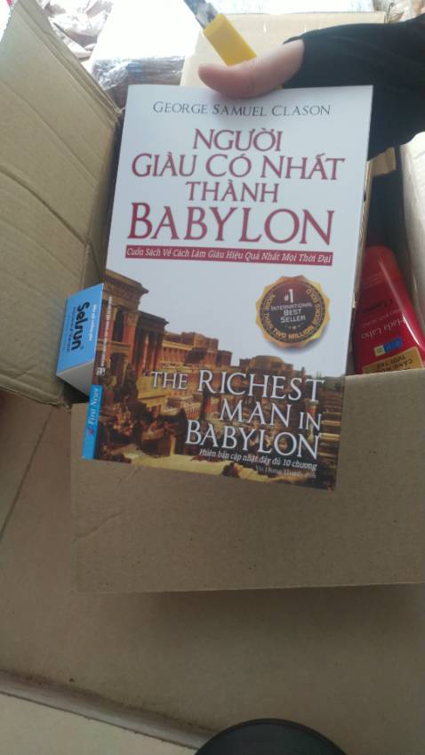 Đóng gói tốt nha, mua lộn xộn với mỹ phẩm nhưng tiki đóng riêng cho cuốn sách 1 cái hộp nữa nên nhìn ưng quá tinh tế luôn nạ. Sách có màu mọi người ơi, giá sale 50% nên tớ hốt ngay ạ. 11.11 tiki sale đỉnh nhất các sàn luôn. Tuyệt vời tiki là số 1 (trong lòng tớ)