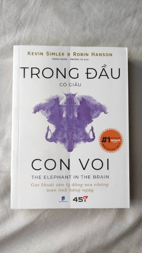 Sách có vẻ cũ như đã bị dùng qua.