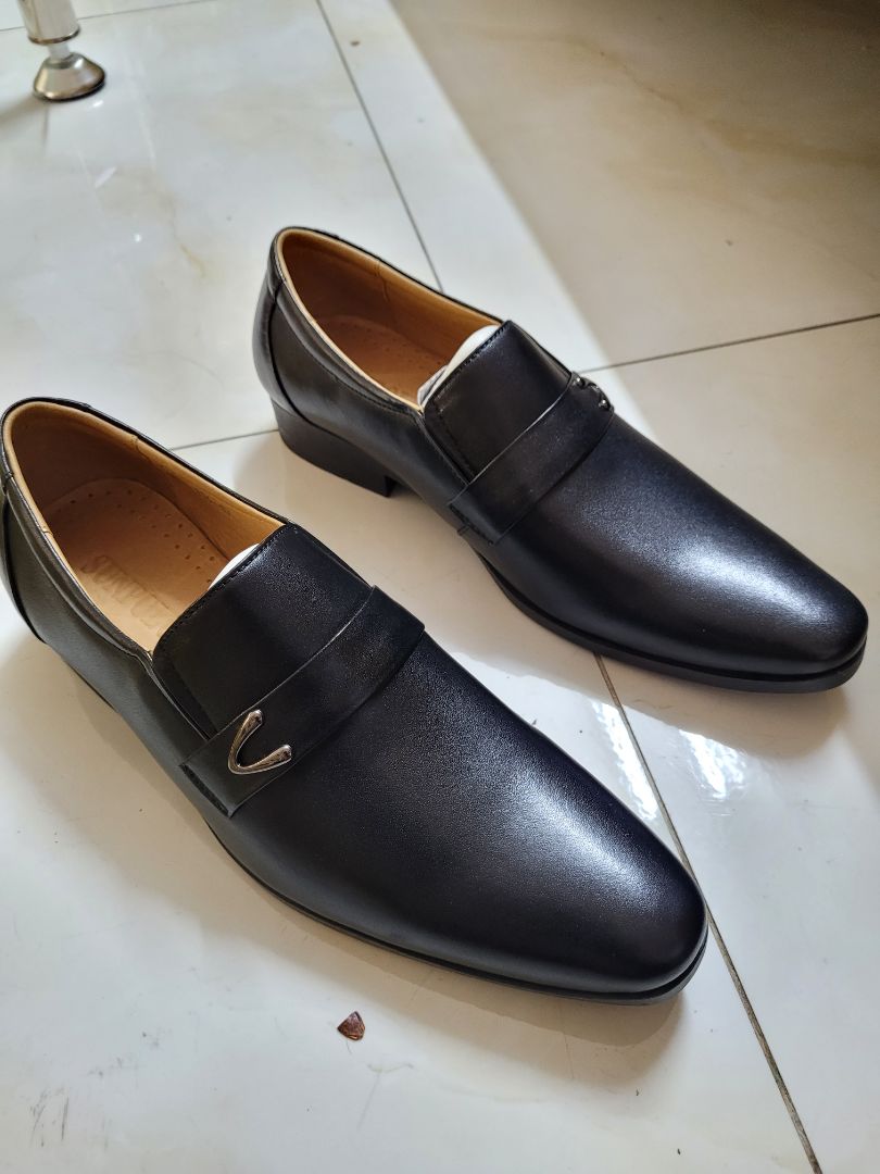 Giày bên ngoài nhìn sang trọng, nhìn bắt mắt, da và lót tốt. Shop phản hồi nhiệt tình. Sẽ ủng hộ lần sau Giày bên ngoài nhìn sang trọng, nhìn bắt mắt, da và lót tốt. Shop phản hồi nhiệt tình. Sẽ ủng hộ lần sau