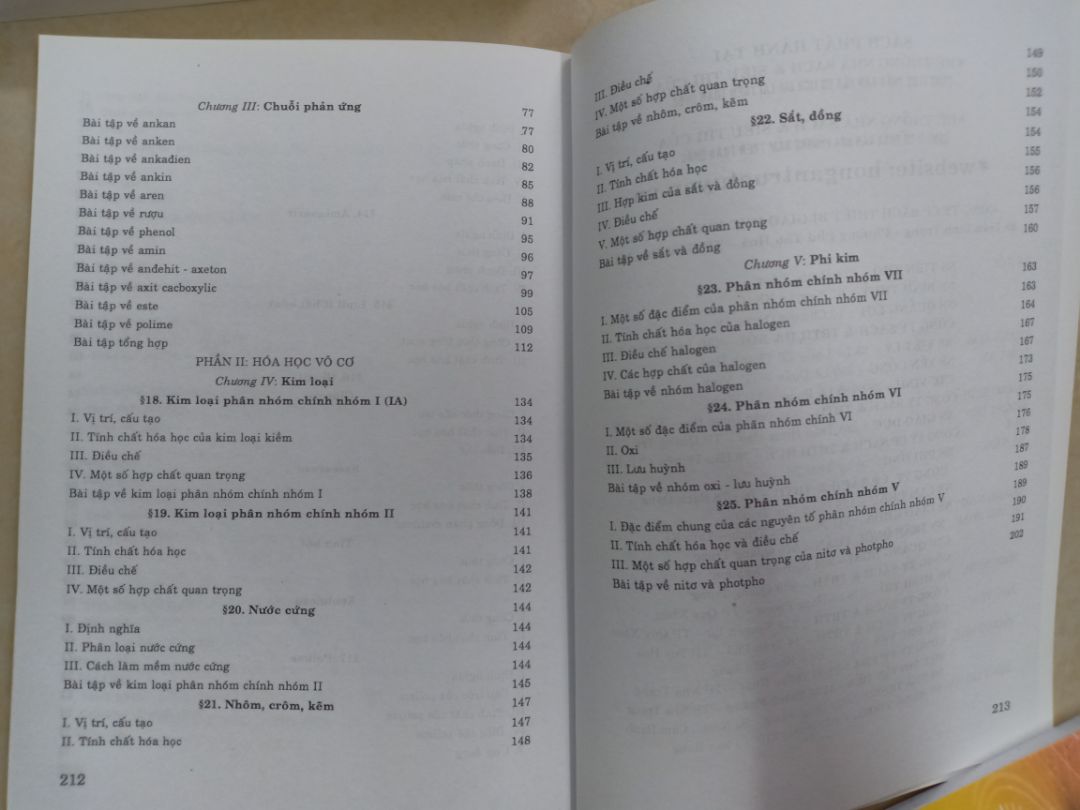 Mực in rõ, không lỗi, nội dung đa dạng, phong phú, đầy đủ từ lý thuyết đến thực hành viết chuỗi phản ứng, có đáp án.