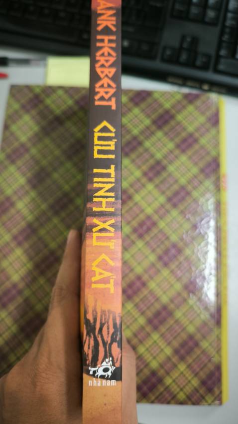 Giao hàng nhanh và tận tình. Sách còn thơm mùi mực in !.
Hơi tiếc là Nhã Nam không làm bia phụ để bảo vệ bìa chính.