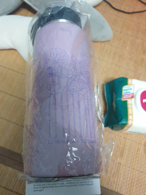 Giao nhanh kinh khủng. Đóng gói cẩn thận, tốt, bình đẹp chắc chắn dã man, có cao su dưới đây chống trượt. Cơ mà bình sịn mà cho cái ống hút hàng mã quá. Thanks tiki