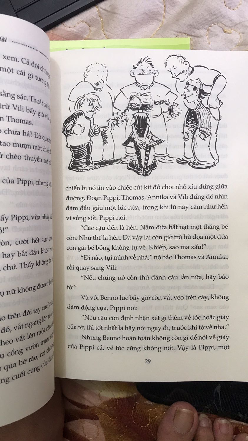 Sách còn mới, vết bẩn trên bìa và cấn ở mép sách có lẽ là do để kho hoặc giá. Giấy bên trong hơi mỏng, thấy được chữ mặt sau, có nhiều hình minh họa sinh động, chất lượng ổn. Nội dung cuốn này được review hay, săn được sale 50% nên đặt 2 cuốn đem tặng học sinh. Tiki giao hàng nhanh khủng khiếp luôn ^_^