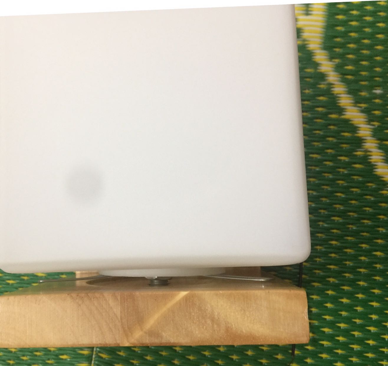 Đèn thì đẹp, ánh sáng ổn nhưng mua về không có hướng dẫn cách lắp choá đèn với phần đế gỗ ở phía dưới được chắc và không bị vỡ choá đèn khi đậy vào, bỏ ra