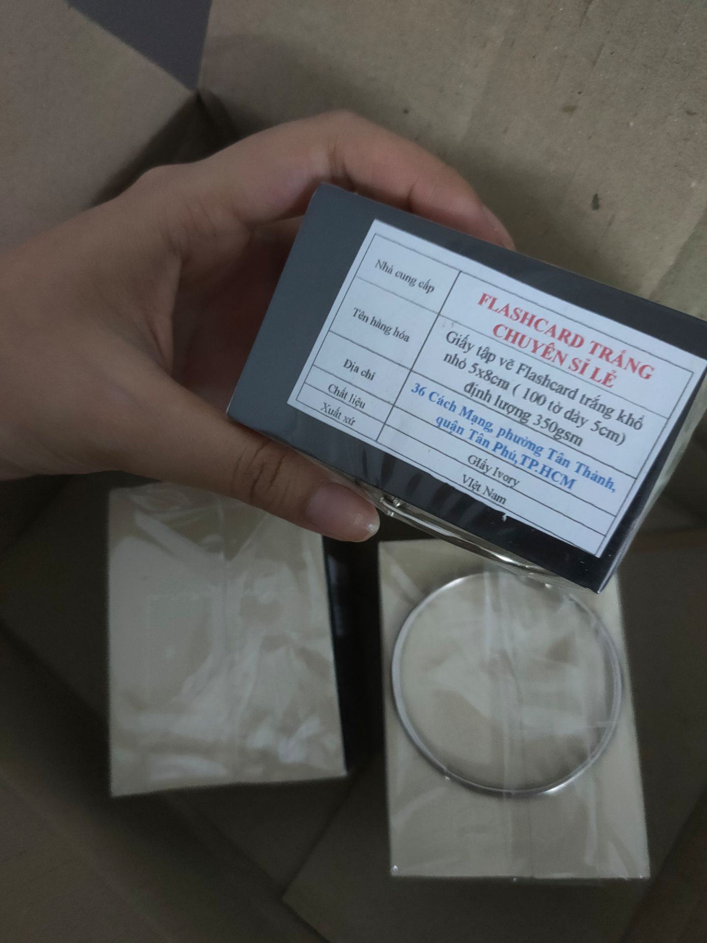 tiki giao hàng rất nhanh, đóng gói cẩn thận. 12k/bộ mà rất dày, giấy loan màu ổn, mình k đếm nên không biết đủ 100 tờ k. tóm lại rất ok