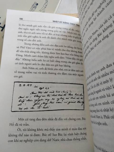 sách nhà Nhã Nam thì chất lượng khỏi chê rồi a.  
- nội dung sách là trích từ cuốn nhật ký của Đặng Thùy Trâm, gần cuối sách có phần phụ lục ảnh rất hoài niệm
