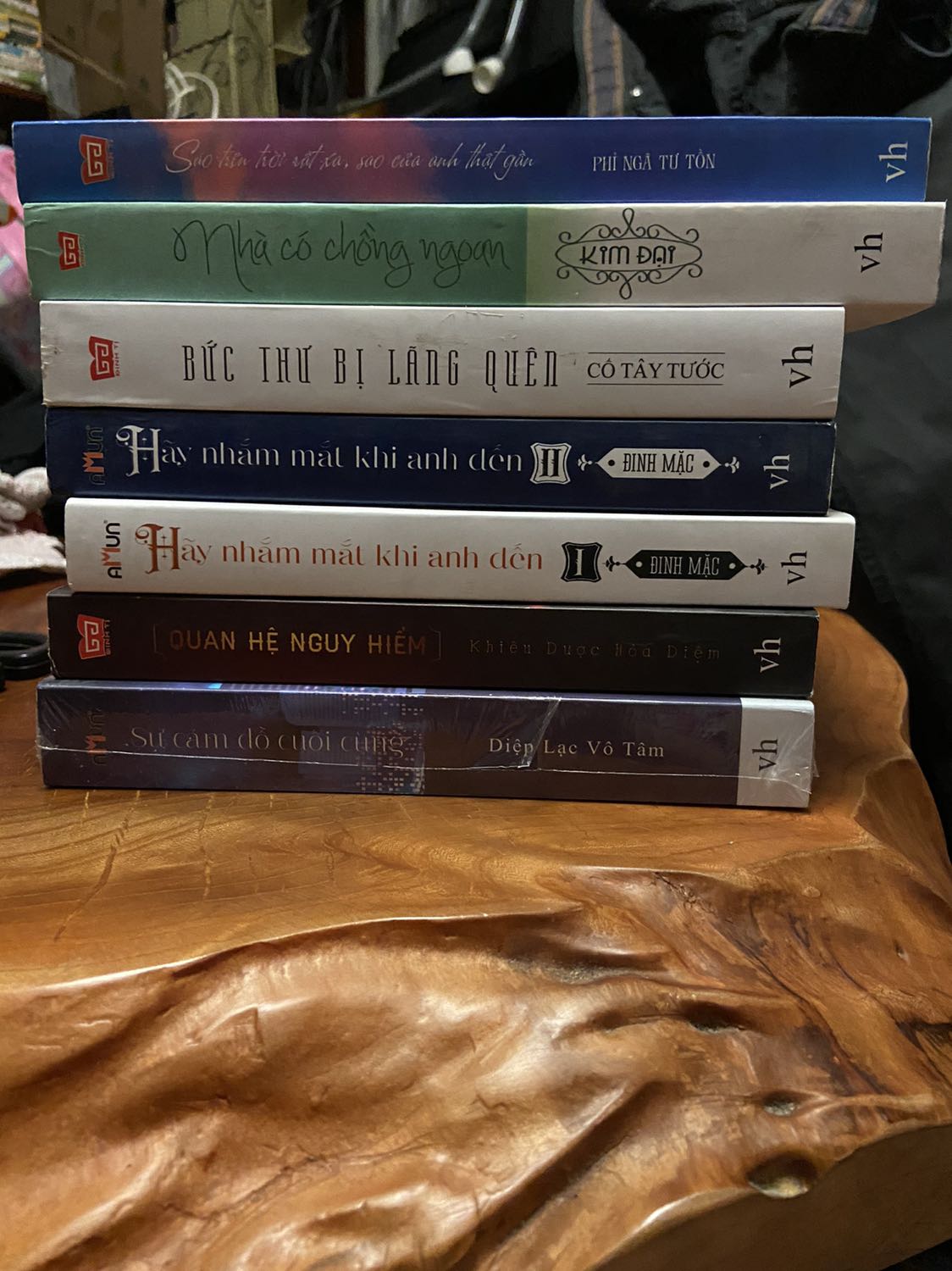 Truyện không có màng co nên chỗ cạnh hơi bẩn tẹo. Nhưng mà kể ra thì mình cũng không khó quá nên thôi. Tốc độ giao đúng nhanh. Đặt lúc 9:30 mà đâu 14:15 gì là có người giao rồi (giao hàng tiêu chuẩn á)