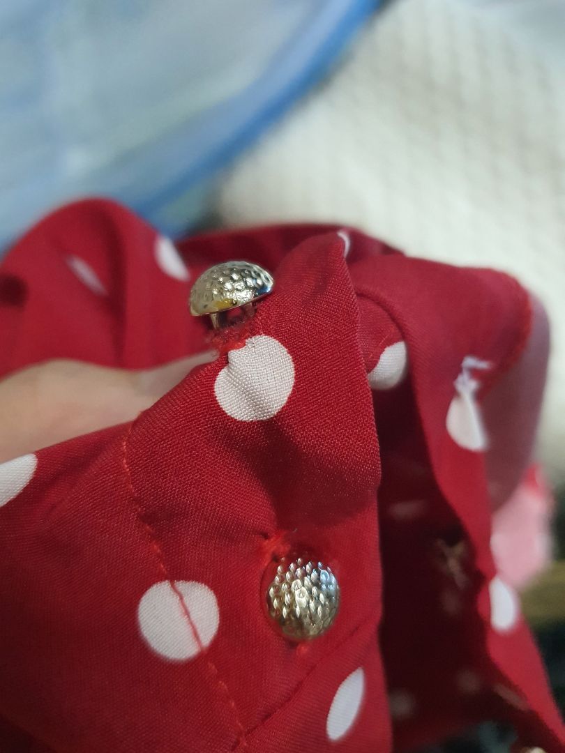 váy bình thường, bị mất 1 hạt nút. Nút may lỏng lẻo phải may lại. Nói chung tương xứng giá tiền.