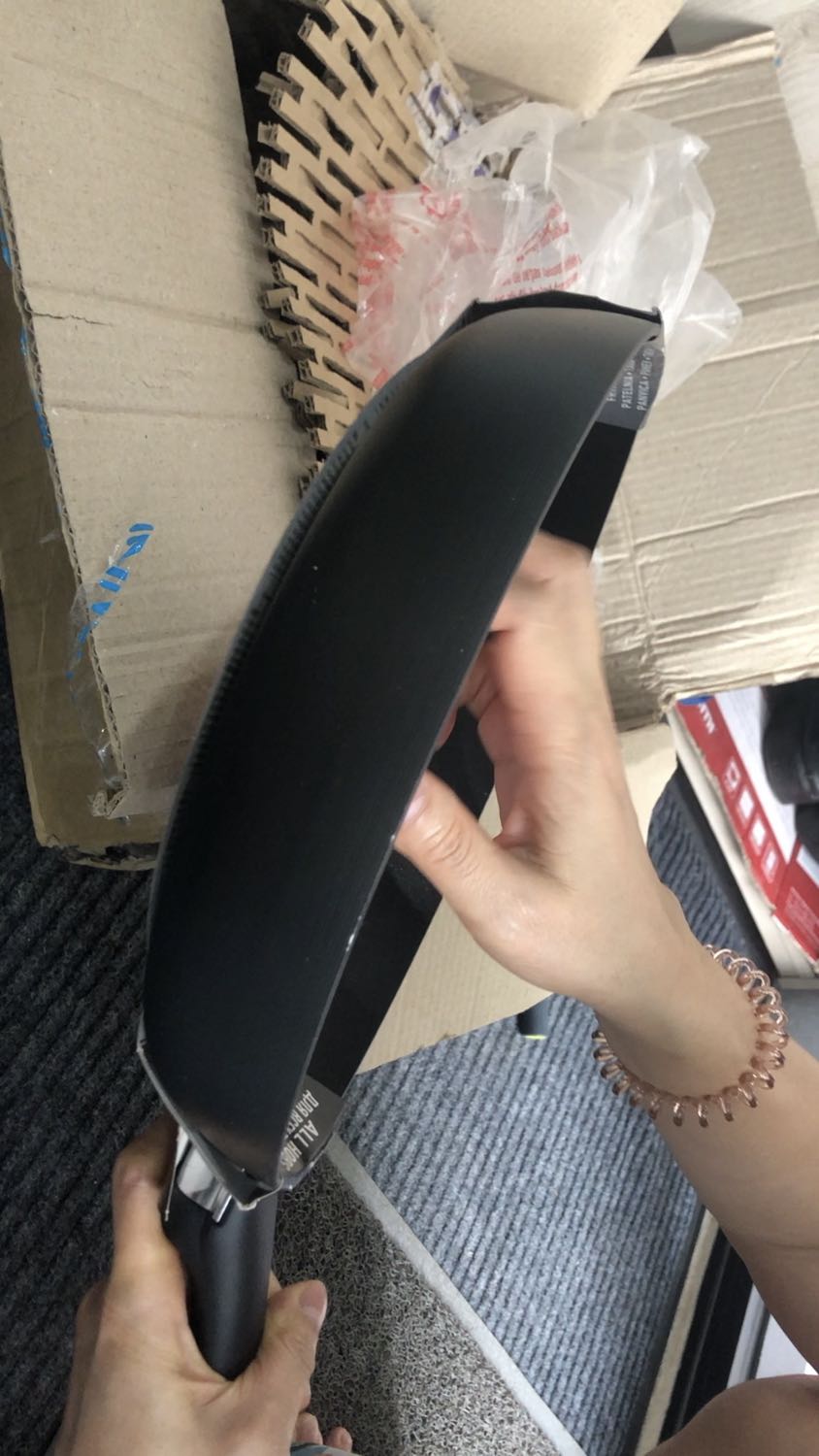 Đóng gói cực kỳ ẩu, mình đã lựa chọn shop của hãng: Tefal Offical với mong muốn mua được sản phẩm chính hãng, sản phẩm tốt, chất lượng dịch vụ tốt. Nhưng khi nhận được thì quá thất vọng. 
Sản phẩm có vết trầy trên mép như trong ảnh.
Mình muốn trả lại hàng.