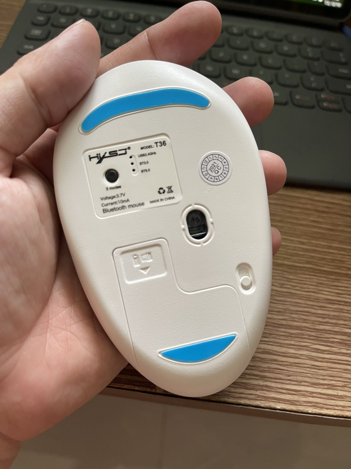 Giá rẻ đa chức năng kết nối qua usb wifi lẫn bluetooth rất tiện. Bấm rất êm nhé không ồn ào. Pin hơi bé nhưng xài sạc thì ok. Rất ưng ý