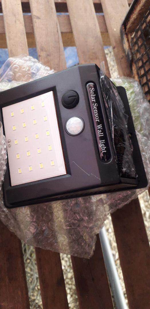 mua 3 con cam mà gửi 3 cái đèn gì ko rõ. cứ tưởng nhầm 1 con ai ngờ cả 3 hộp đều như thế. đề nghị ti ki xem xét rõ việc này. rất may là tôi có quay lại video mở hộp. đây là *** người mua trắng trợn