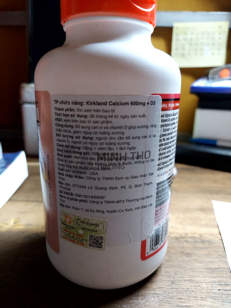 nhìn kĩ viên thuốc bằng mắt thường có nhiều chấm bi màu vàng nhạt giống như thể bị ẩm, mốc😥