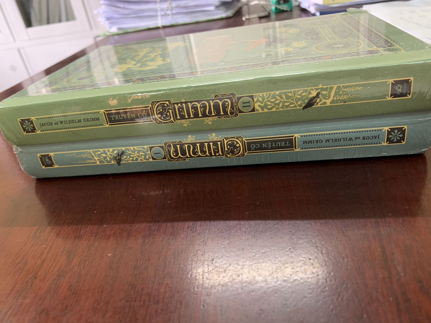 Mình nhận được combo 2 cuốn nguyên màng cứng nhưng Tiki Trading không dùng bọc chống sốc nên sách bị móp nhẹ ở hai đầu gáy sách. Vẫn chấp nhận được. Nhưng sao Tiki Trading không dùng bọc chống sốc để bảo quản sản phẩm tốt hơn nhỉ? Chắc chắn người nhận sẽ yên tâm hơn rất nhiều khi đặt hàng đó Tiki Trading à!