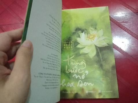 Sách Từng Bước Nở Hoa Sen của thiền sư Thích Nhất Hạnh nội dung rất hay như cách thiền sư truyền tải nội dung nuôi dưỡng tâm hồn. Sách được trình bày in màu toàn bộ nhìn rất là đẹp mê ly, mình rất là thích luôn ạ. 10 điểm cho một tác phẩm hay và in ấn đẹp mắt. Mua liền đi mọi người ơi! Tiki đóng gói sách cẩn thận, giao hàng nhanh chóng.  Cảm ơn Tiki nhiều ạ!