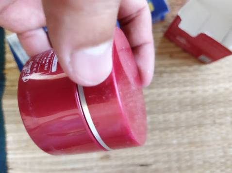 Hàng cũ đóng bụi
Hộp giao móp méo hết
Sản phẩm dùng trực tiếp lên da mà như này ai dám mua !